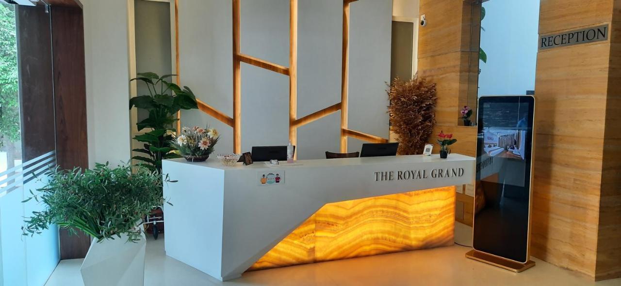 ホテル The Royal Grand Karūr エクステリア 写真